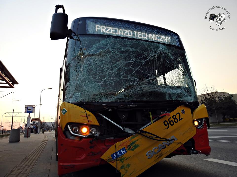 MIASTO: Zderzenie autobusu z ambulansem na Białołęce (FOTO)