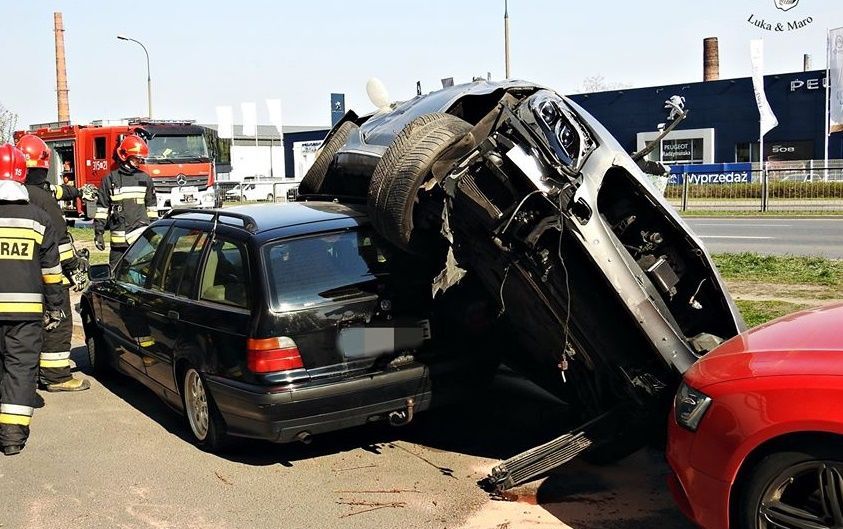 MIASTO: Mercedes skosił barierki, dachował i wpadł na zaparkowane auta (FOTO)