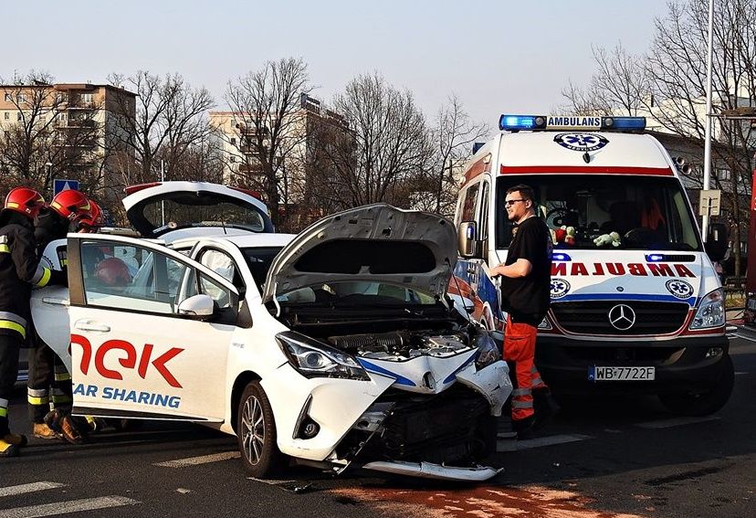 MIASTO: Wypożyczonym autem, bez prawa jazdy. 2 osoby ranne (FOTO)