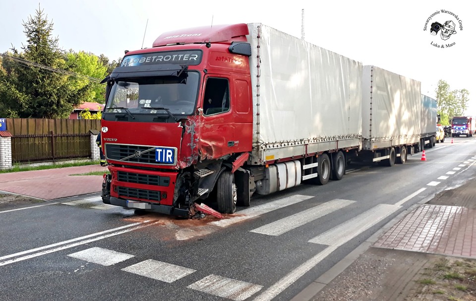 OKOLICA: Zderzenie dwóch ciężarówek i dwóch aut osobowych (ZDJĘCIA)
