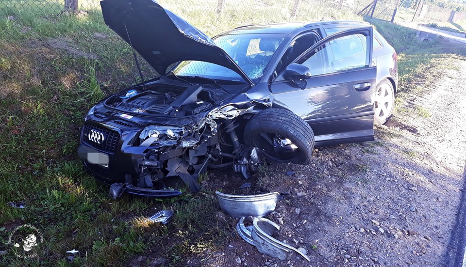 OKOLICA: Zderzenie dwóch aut. Kierowca zasnął w czasie jazdy... (ZDJĘCIA)