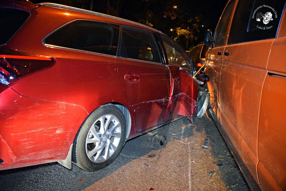 MIASTO: Pijany kierowca staranował 11 aut (ZDJĘCIA)