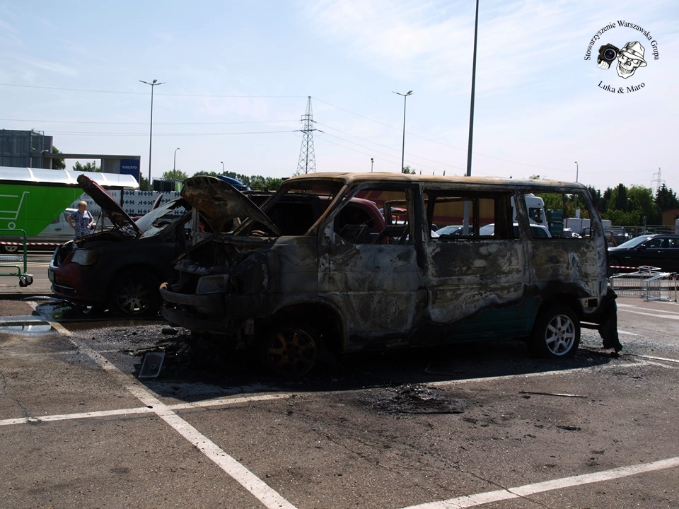 MIASTO: Trzy auta spłonęły na parkingu marketu (ZDJĘCIA)