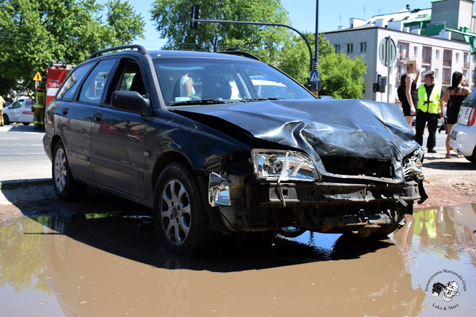 Zderzenie dwóch aut na Grochowie (ZDJĘCIA)