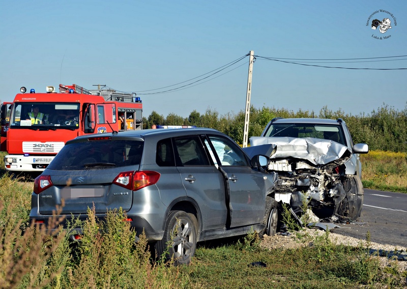 OKOLICA: Czołowe zderzenie dwóch aut, trzecie wylądowało w polu (ZDJĘCIA)