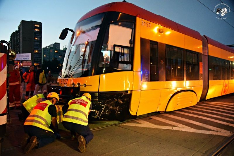 Zderzenie tramwaju z samochodem na Białołęce (ZDJĘCIA)