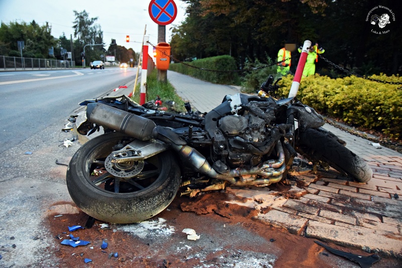 OKOLICA: Motocykl w ogniu po zderzeniu z samochodem (ZDJĘCIA)