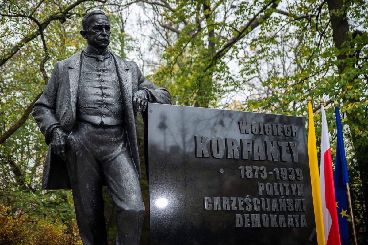 Pomnik Wojciecha Korfantego przy Trakcie Królewskim