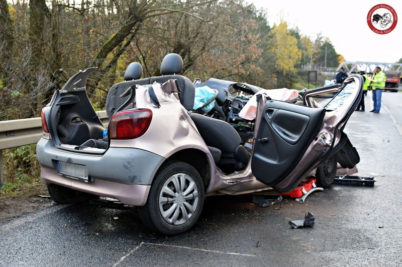 OKOLICA: Czołowe zderzenie Toyoty Yaris z ciężarówką. Tragedia pod Legionowem