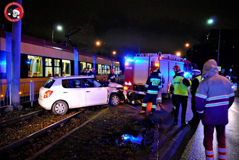 MIASTO: Zderzenie auta przewozu osób z tramwajem