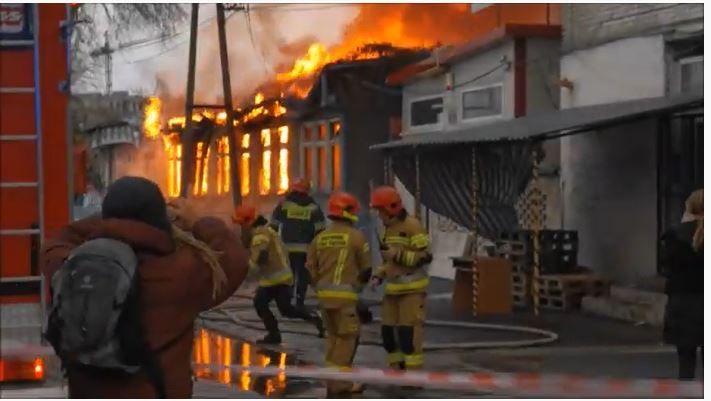 MIASTO: Ogromny pożar w Alei Krakowskiej. Trwa akcja gaśnicza - FILM