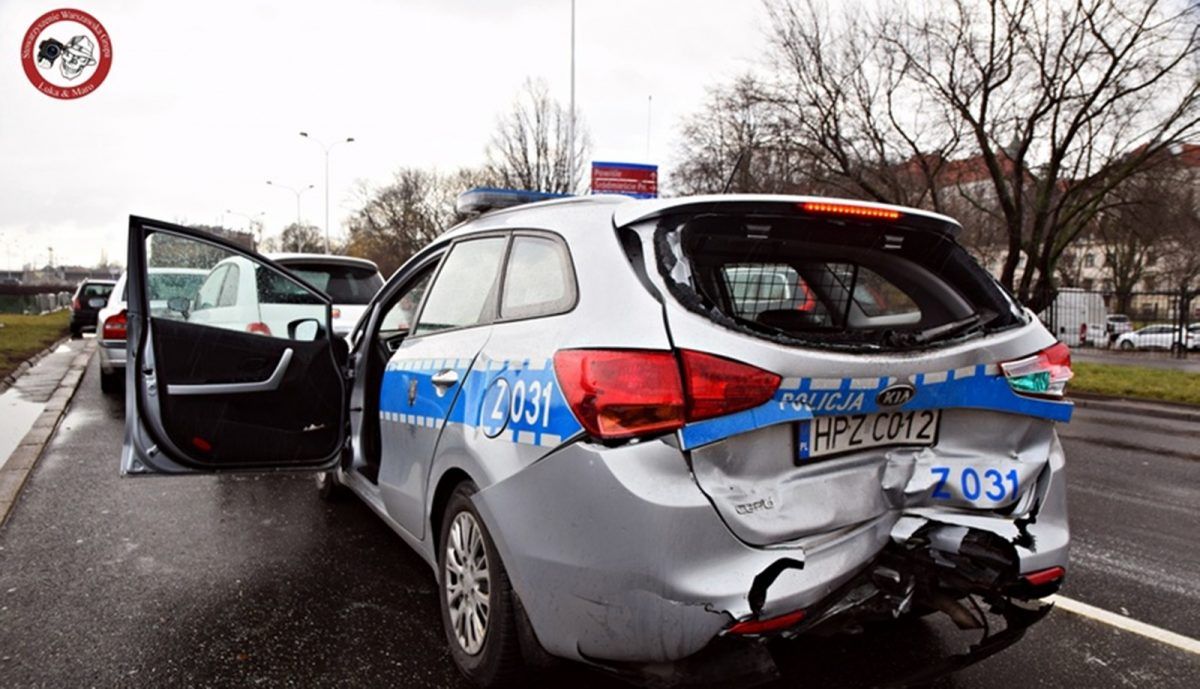 MIASTO: Zderzenie pięciu aut na Wisłostradzie. Ranni dwaj policjanci (ZDJĘCIA i FILM)