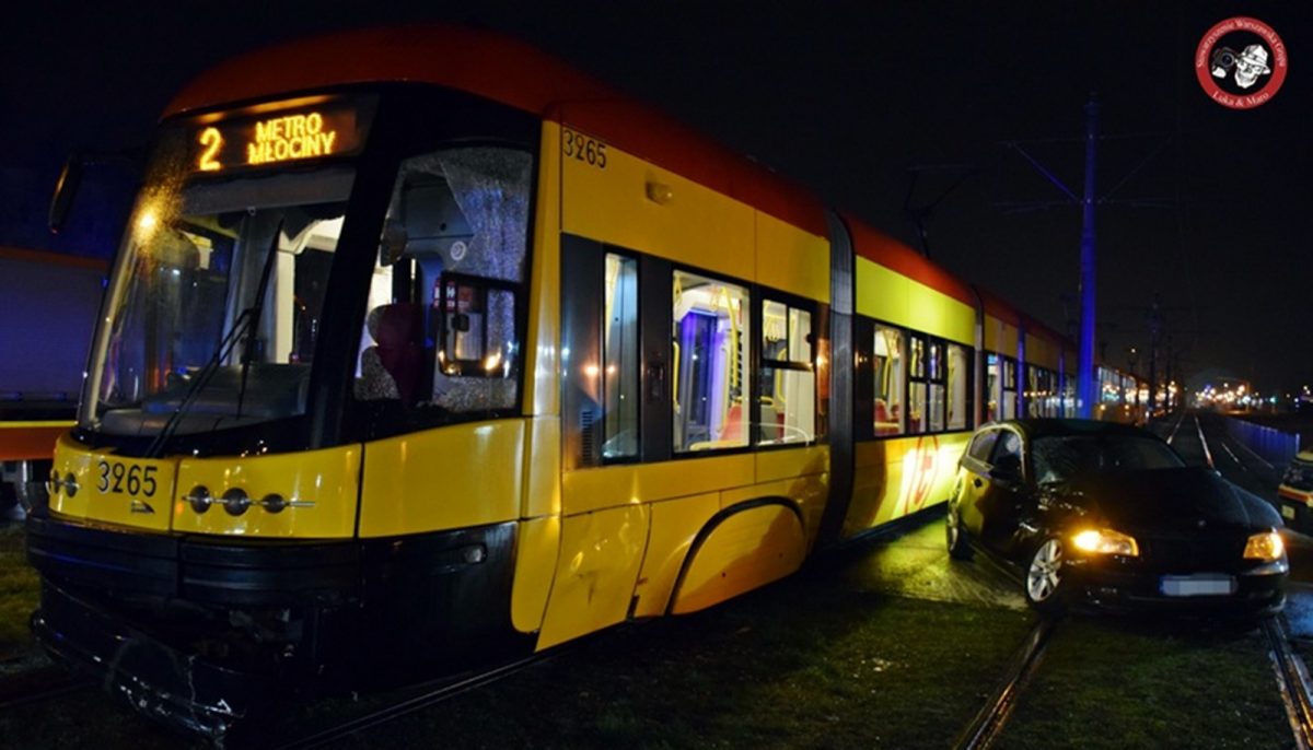 Zderzenie tramwaju z BMW na Białołęce. Jedna osoba ranna