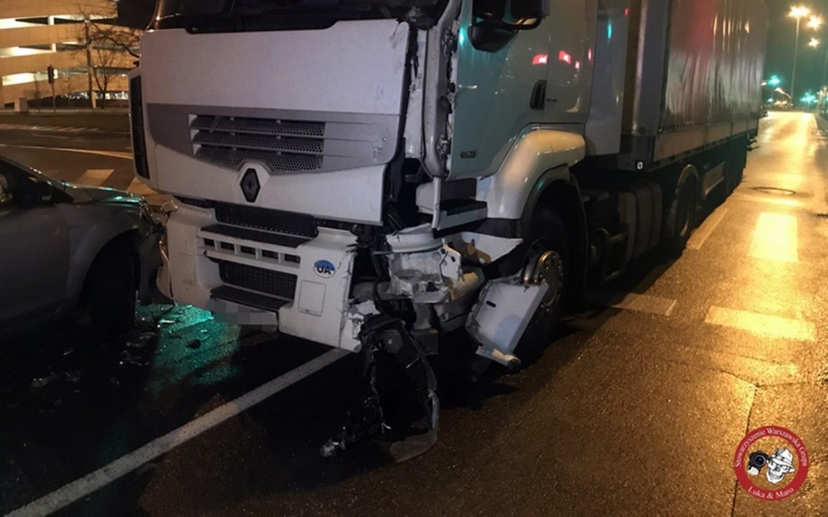 MIASTO: Pijany kierowca ciężarówki uszkodził 10 aut i "poszedł" na czołówkę z fordem (ZDJĘCIA i FILM)