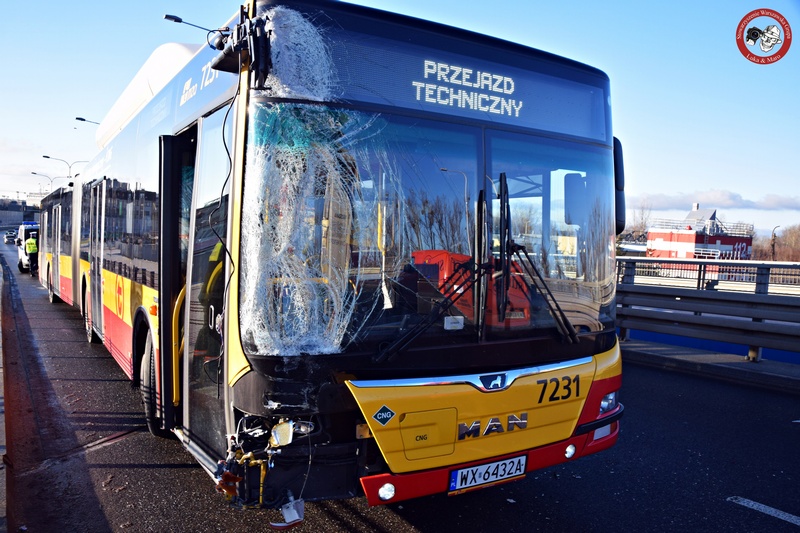 Zderzenie busa z autobusem. Dwie osoby ranne