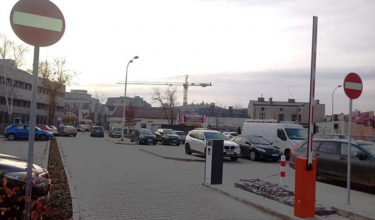Koniec darmowego, całodniowego parkowania przy Urzędzie Dzielnicy w Wawrze