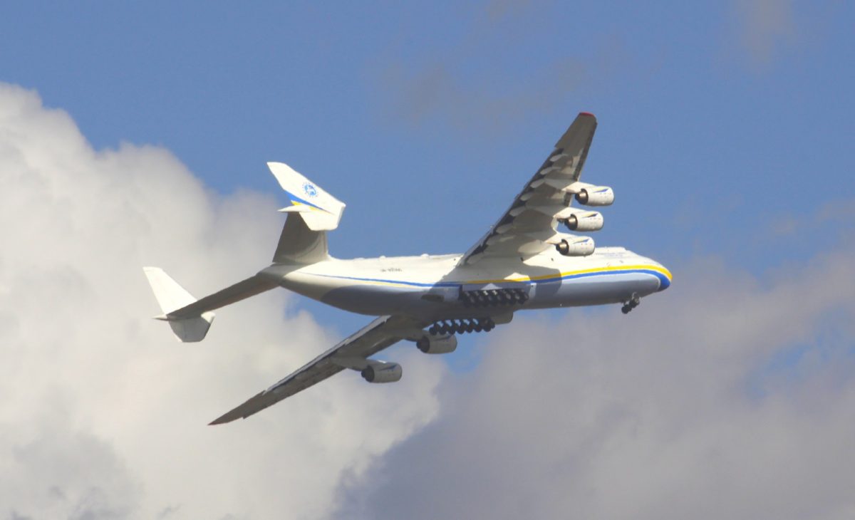 84 metry długości,  skrzydła o rozpiętości ponad 88 m - An-225 Mrija