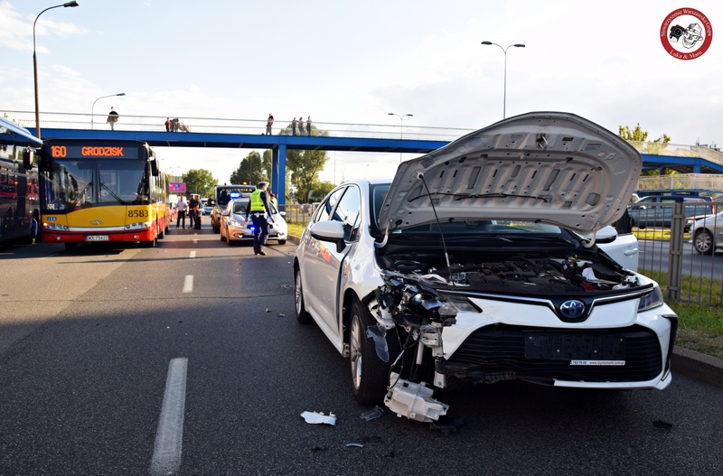 TARGÓWEK: Zderzenie dwóch samochodów i autobusu