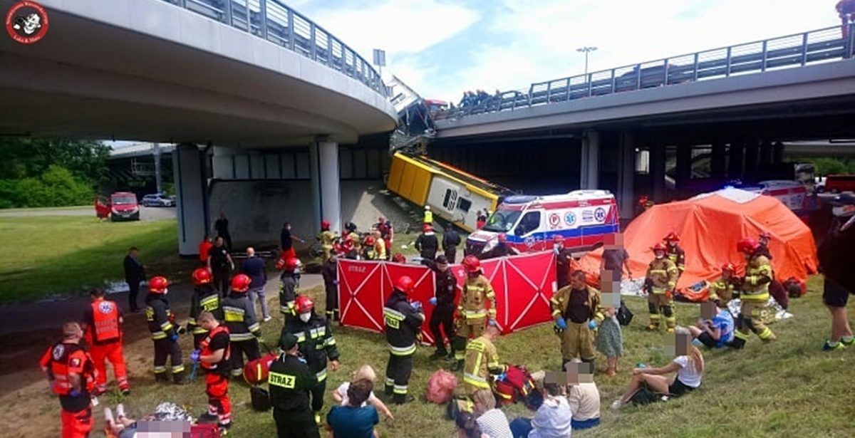 Autobus linii 186 spadł z wiaduktu. 1 osoba nie żyje, 22 poszkodowane (ZDJĘCIA i FILM z miejsca zdarzenia)