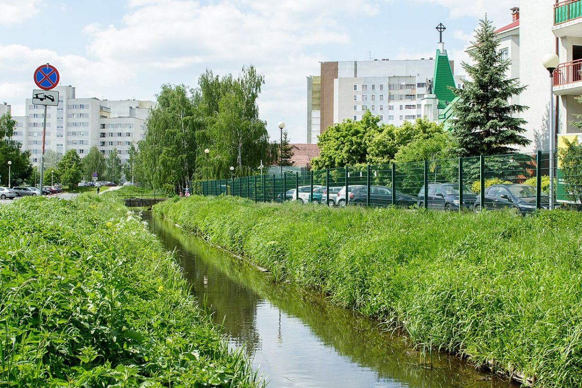 Spiętrzona woda w Kanale Gocławskim zasiliła pobliskie zbiorniki