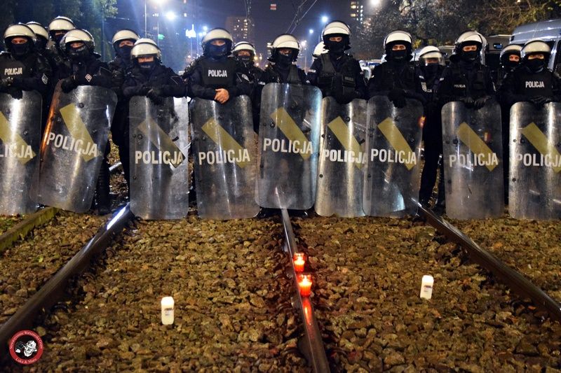 Protesty w Warszawie, 200 notatek do sanepidu, 70 mandatów i 120 spraw do sądu (zdjęcia i film)