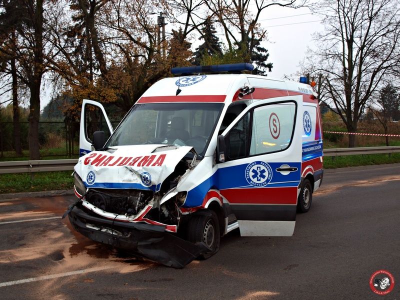 OKOLICA: Jedna osoba zginęła w zderzeniu karetki z peugeotem