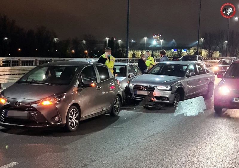 Zderzenie czterech samochodów na Trasie Łazienkowskiej. Gigantyczne korki w kierunku Pragi