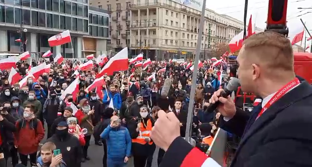 Tysiące osób w centrum Warszawy na Marszu Niepodległości pomimo zakazu