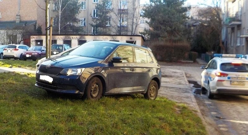 Parkowanie na trawnikach - najwięcej interwencji straży miejskiej na Pradze Południe
