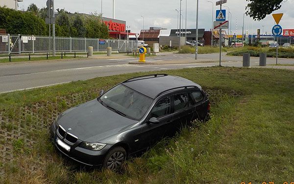 Białołęka: Zaparkowane BMW stoczyło się do rowu