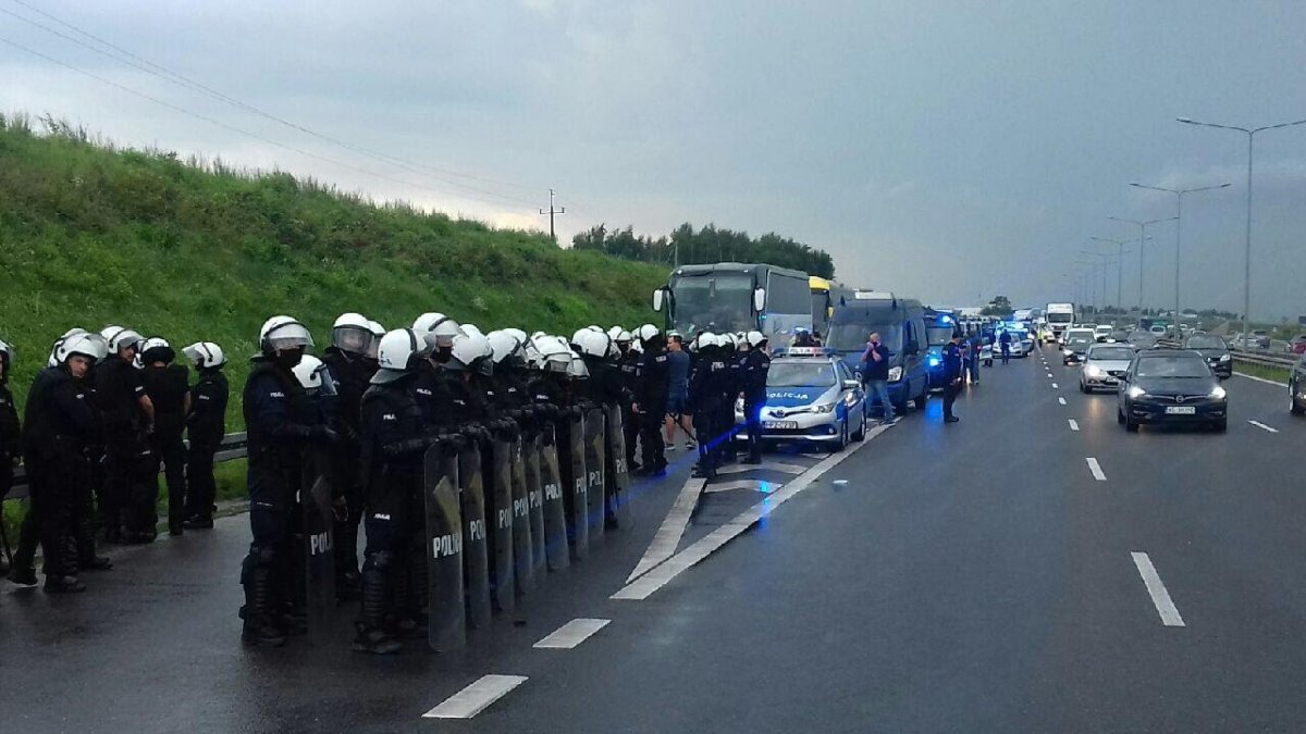 Policja zapobiegła ustawce kibiców. Autokary zawrócone z drogi do Warszawy