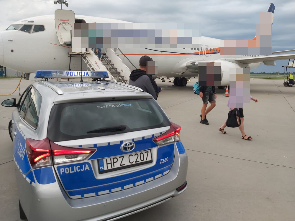 Akcja policji na lotnisku Chopina. 38-latek zatrzymany po powrocie z wakacji za kradzieże katalizatorów