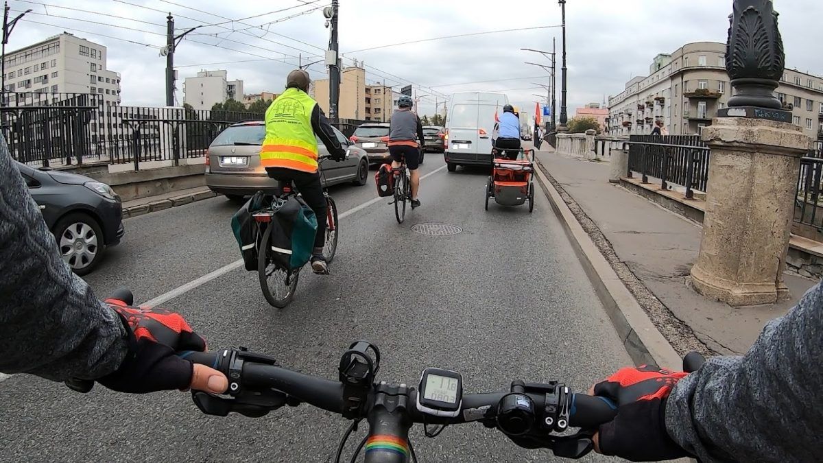 Akcja rowerzystów na moście Poniatowskiego