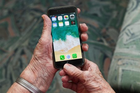 Darmowy kurs obsługi smartfonów – Punkty Cyfrowego Wsparcia Seniora