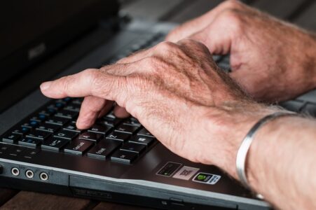 Seniorzy Mocni Cyfrowo – bezpłatne kursy obsługi komputera dla seniorów