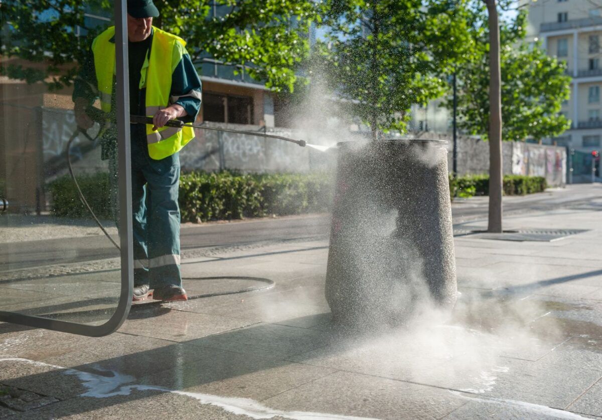 Do usuwania pseudograffiti wykorzystuje się m.in. myjki ciśnieniowe, fot. Zarząd Oczyszczania Miasta