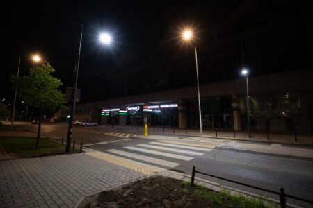Bezpieczne Punkty Oświetleniowe na warszawskich ulicach. Pozornie niczym się nie wyróżniają