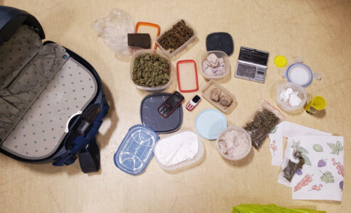 Kilogram narkotyków w walizce 2 fot. KRP VII