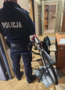 Policjanci zabezpieczyli skradziony rower i zatrzymali podejrzanego fot. KRP VII