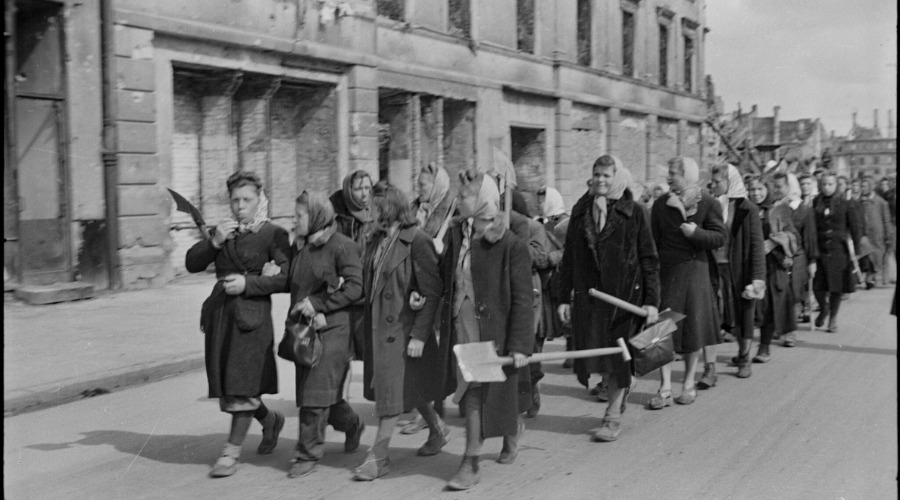 Brygada Pracy w drodze na akcje odgruzowywania 1945 Fot. Zofia Chometowska Muzeum Warszawy