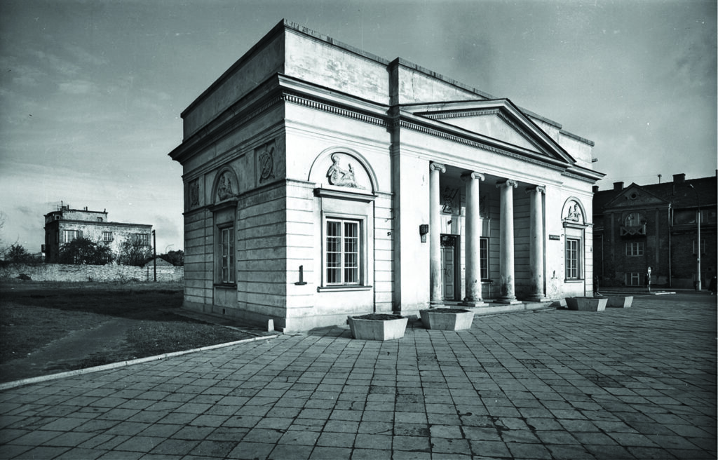 Widok zewnętrzny budynku rogatki północnej (ulica Jana Zamoyskiego 55) od strony ulicy Grochowskiej Foto Narodowe Archiwum Cyfrowe NAC.