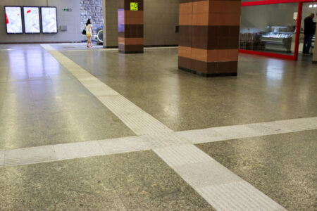 Granitowe ścieżki naprowadzające w metrze Foto ZTM