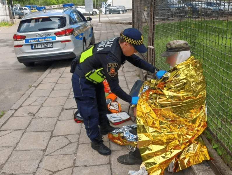 Strażnicy miejscy pomogli starszemu mężczyźnie Foto Straż Miejska