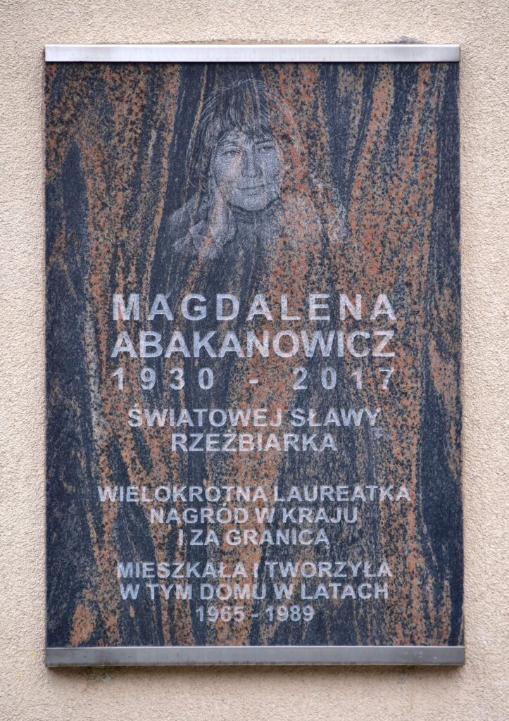 Tablica Magdalena Abakanowicz al. Stanów Zjednoczonych 16 Foto wikimedia Adrian Grycuk