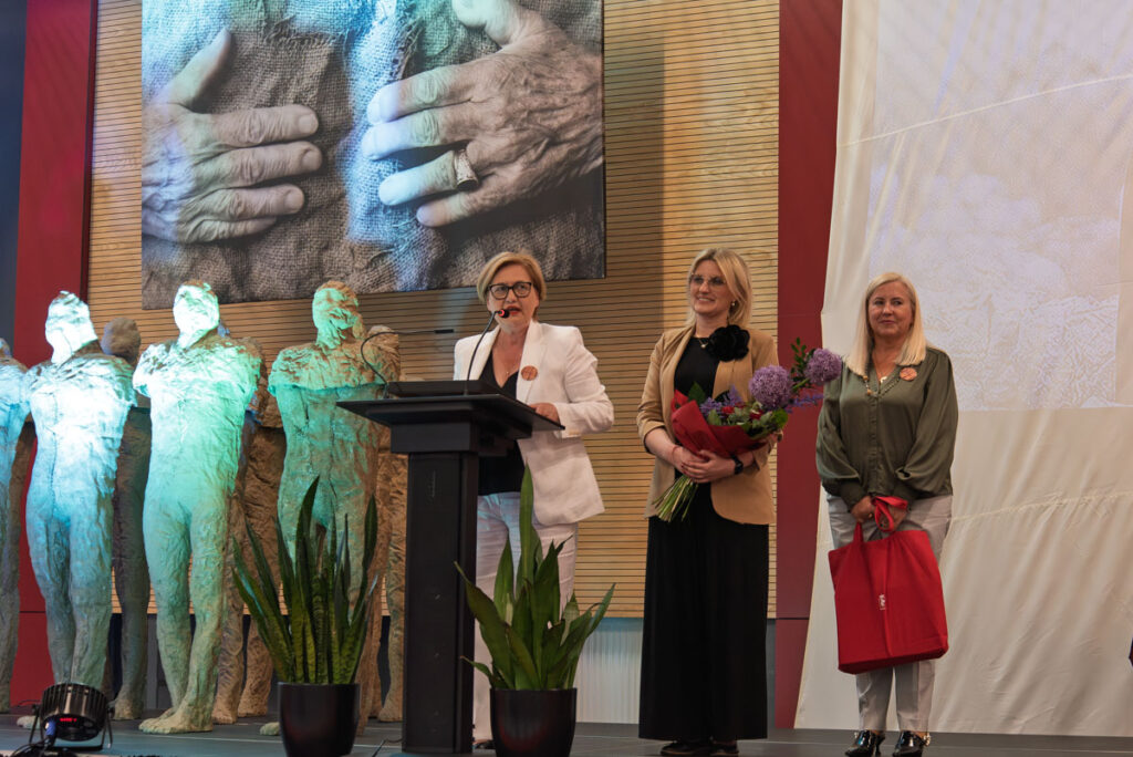 Magdalena Abakanowicz patronką szkoły foto ud Targówek