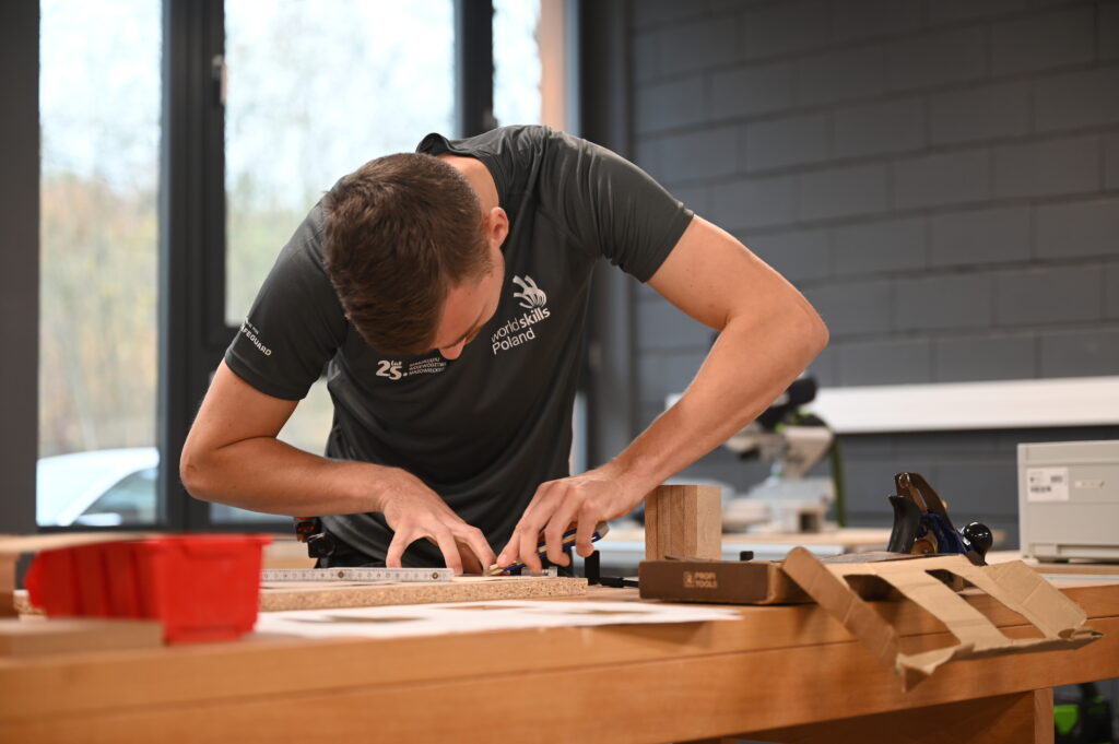 Lepszy fach w ręku czy dyplom uczelni? Fot-Zespol-Szkol-Drzewnych-i-Lesnych-w-Garbatce - Mazovia