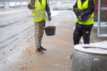 Zima w stolicy. Tereny dla pieszych są posypywane piaskiem fot. Zarząd Oczyszczania Miasta Warszawa