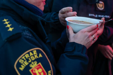 Trochę ciepła dla bezdomnego, fot. Szymon Pulcyn UM Warszawa