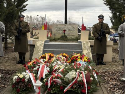 wieńce pod pomnikiem Bitwy pod Olszynką Grochowską,