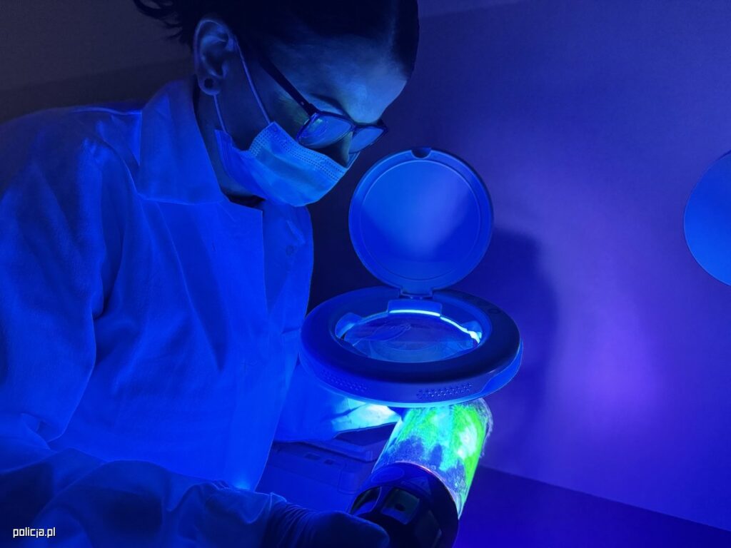 Naukowiec sprawdzający DNA; niebieskie światło